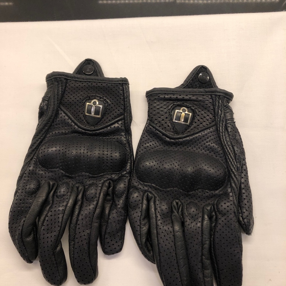 Bikers female leather gloves size small. Never worn